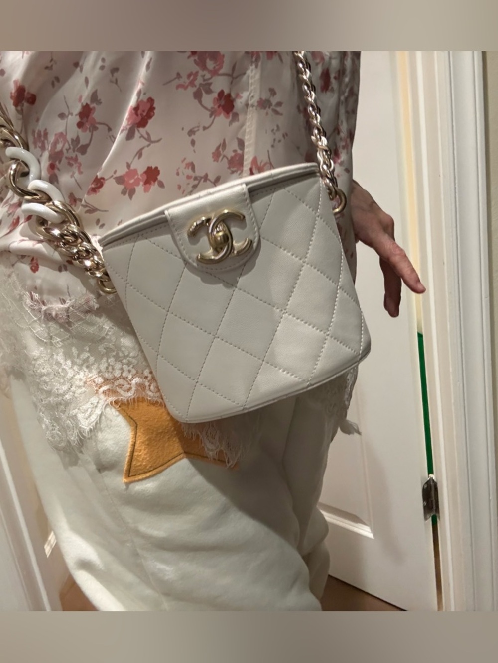 Chanel vintage lambskin, vanity case round bucket style with cc Turlock & chain - Picture 2 of 16